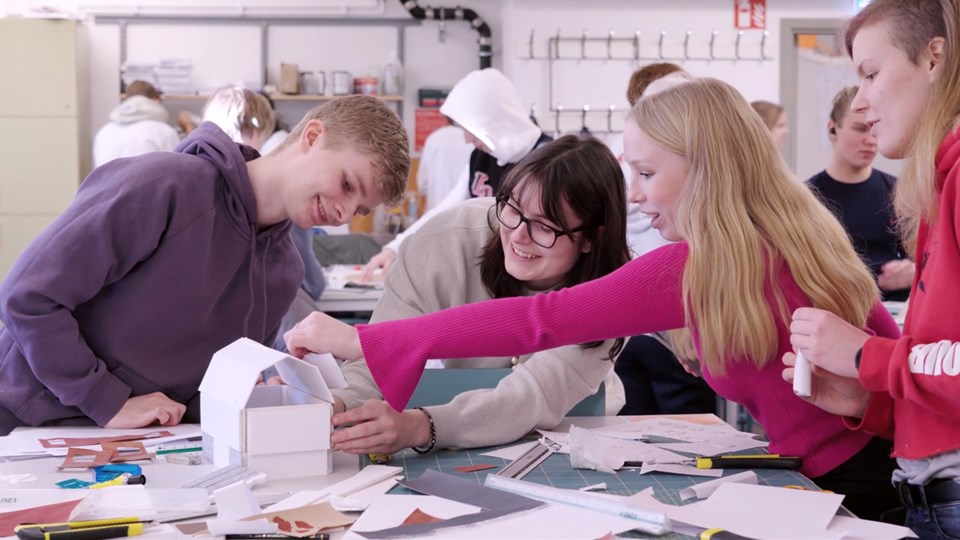 Elever bygger modeller i papper.